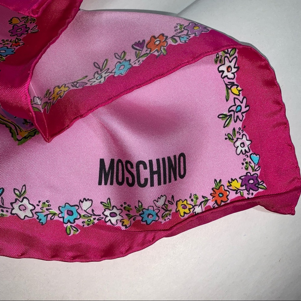 NWT authentic MOSCHINO Four Types of Women SILK SCARF bubble gum pink - Picture 11 of 12